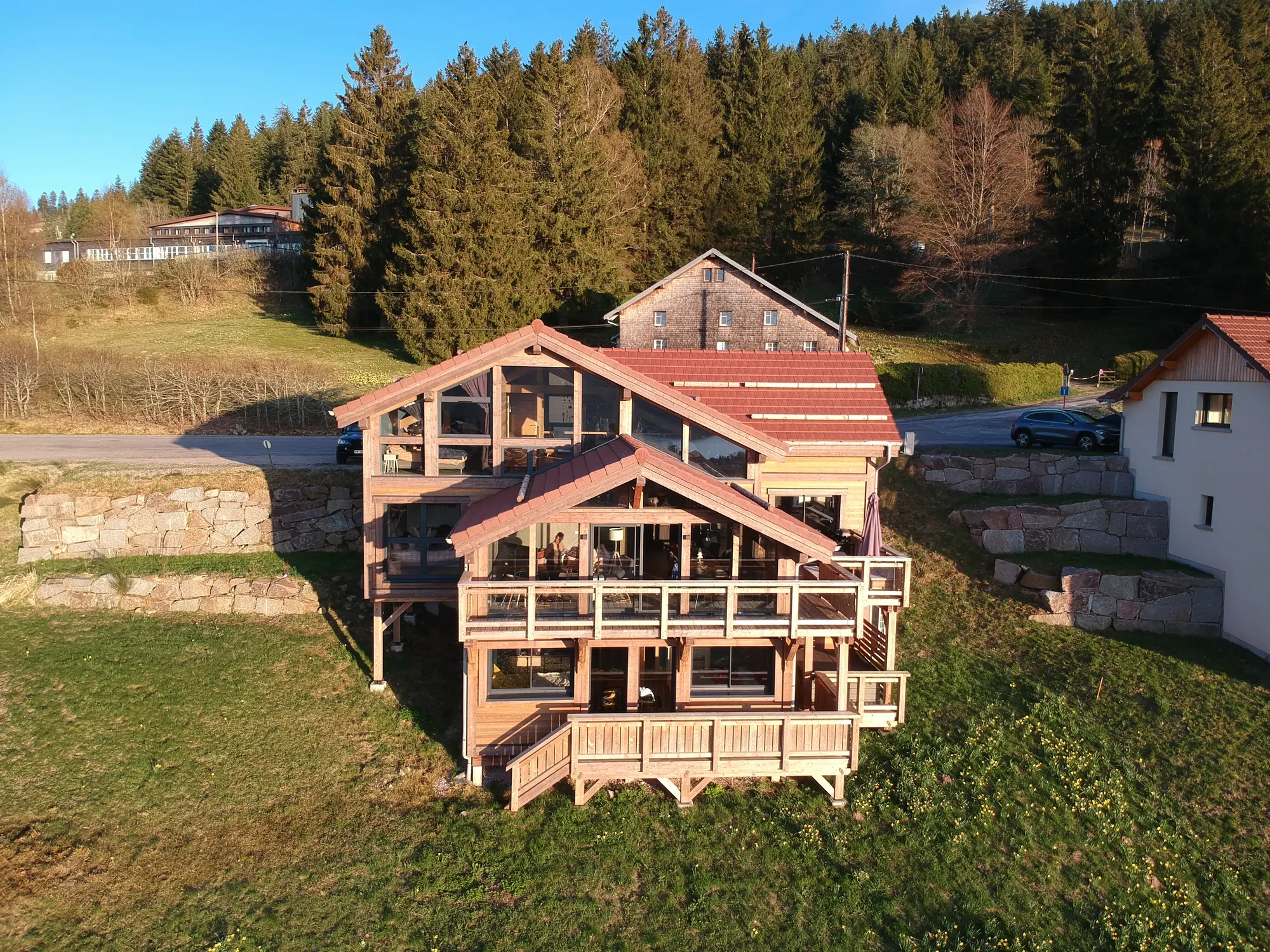 Vue aérienne du chalet Le Flocon du Lac et des forêts de Gérardmer
