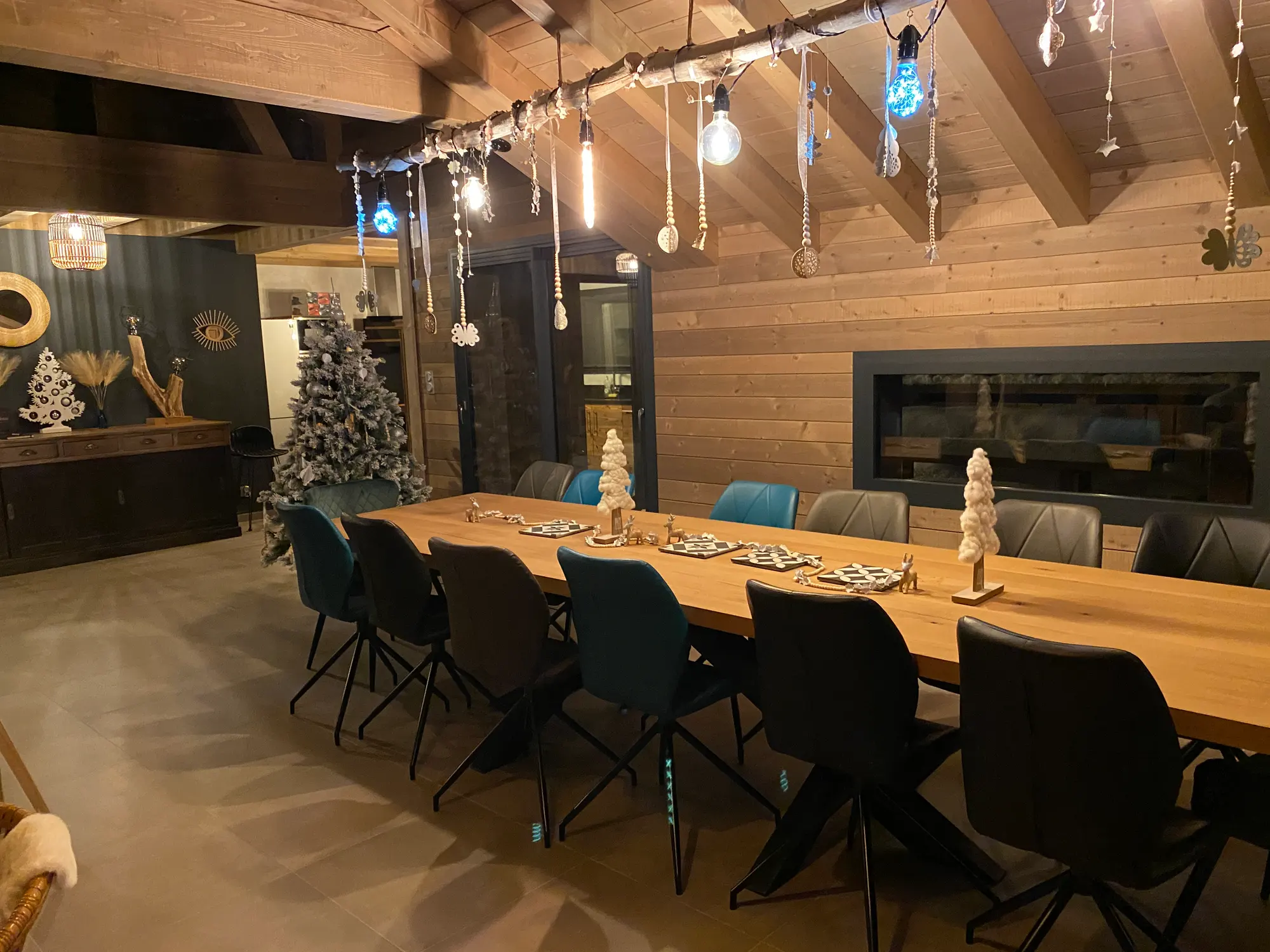 Grande table en bois du séjour, dressée pour treize convives
