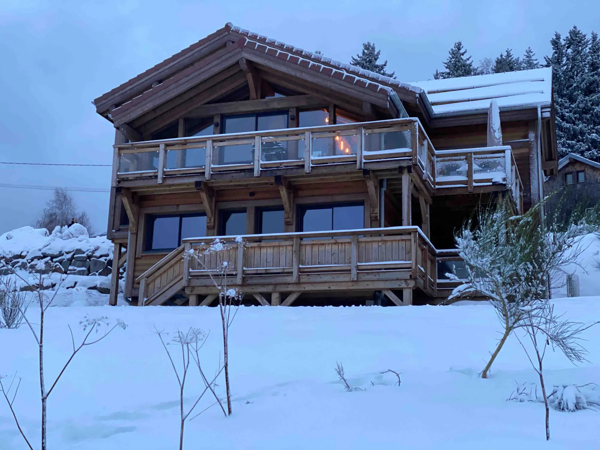 Le chalet Le Flocon du Lac sous la neige à Gérardmer