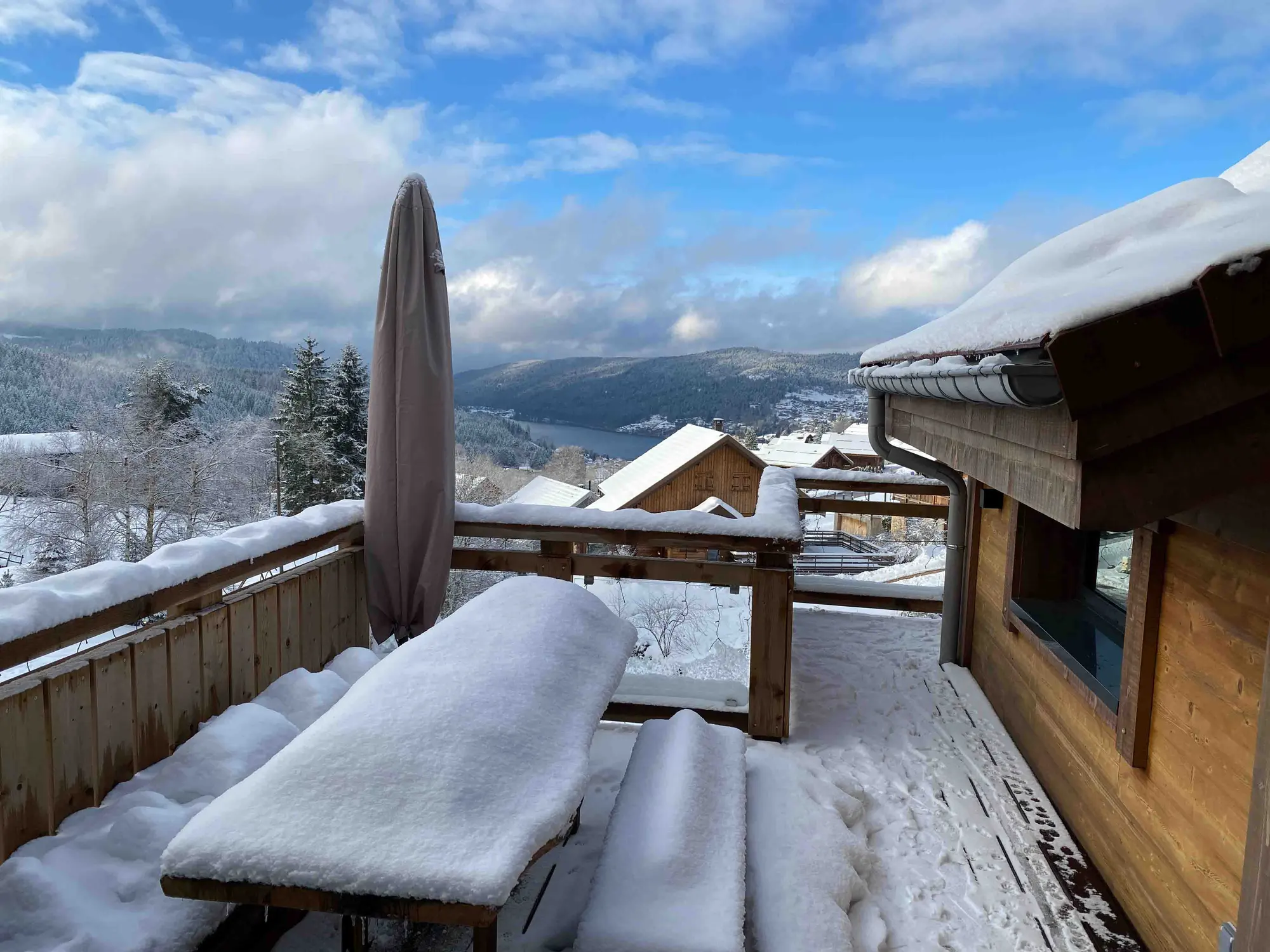 Terrasse enneigée du chalet face au lac de Gérardmer