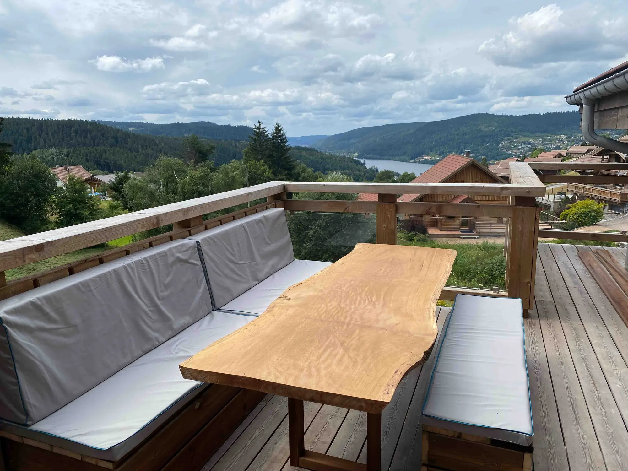 Terrasse du chalet avec vue sur le lac de Gérardmer et les Vosges