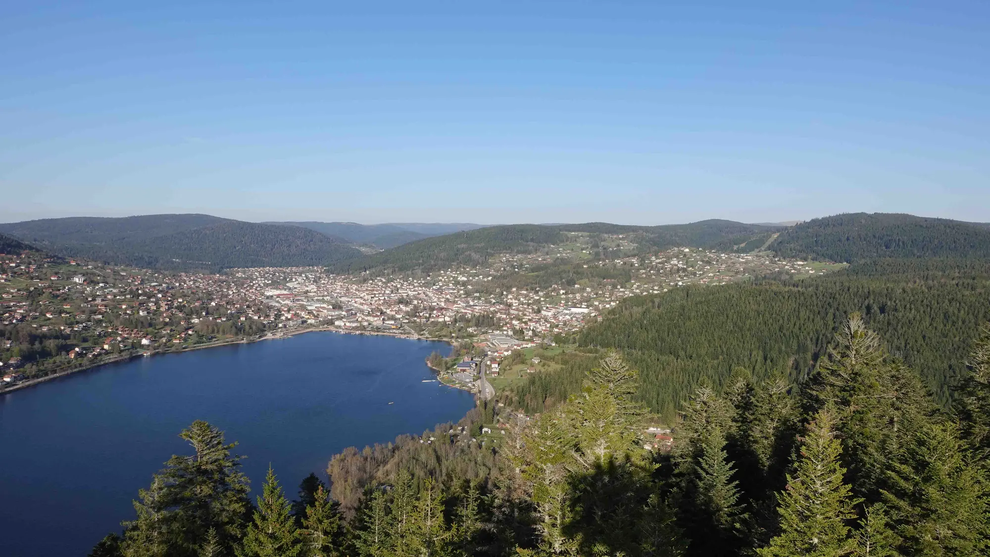 Panorama sur le lac de Gérardmer et la vallée depuis la tour de Mérelle